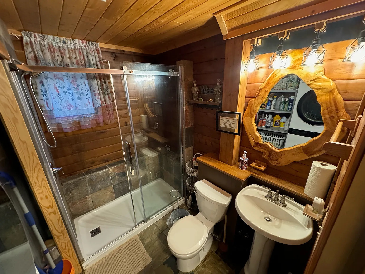 Furnished 2 bedroom, 2 bathroom house in Black Tusk Village — Photo 4