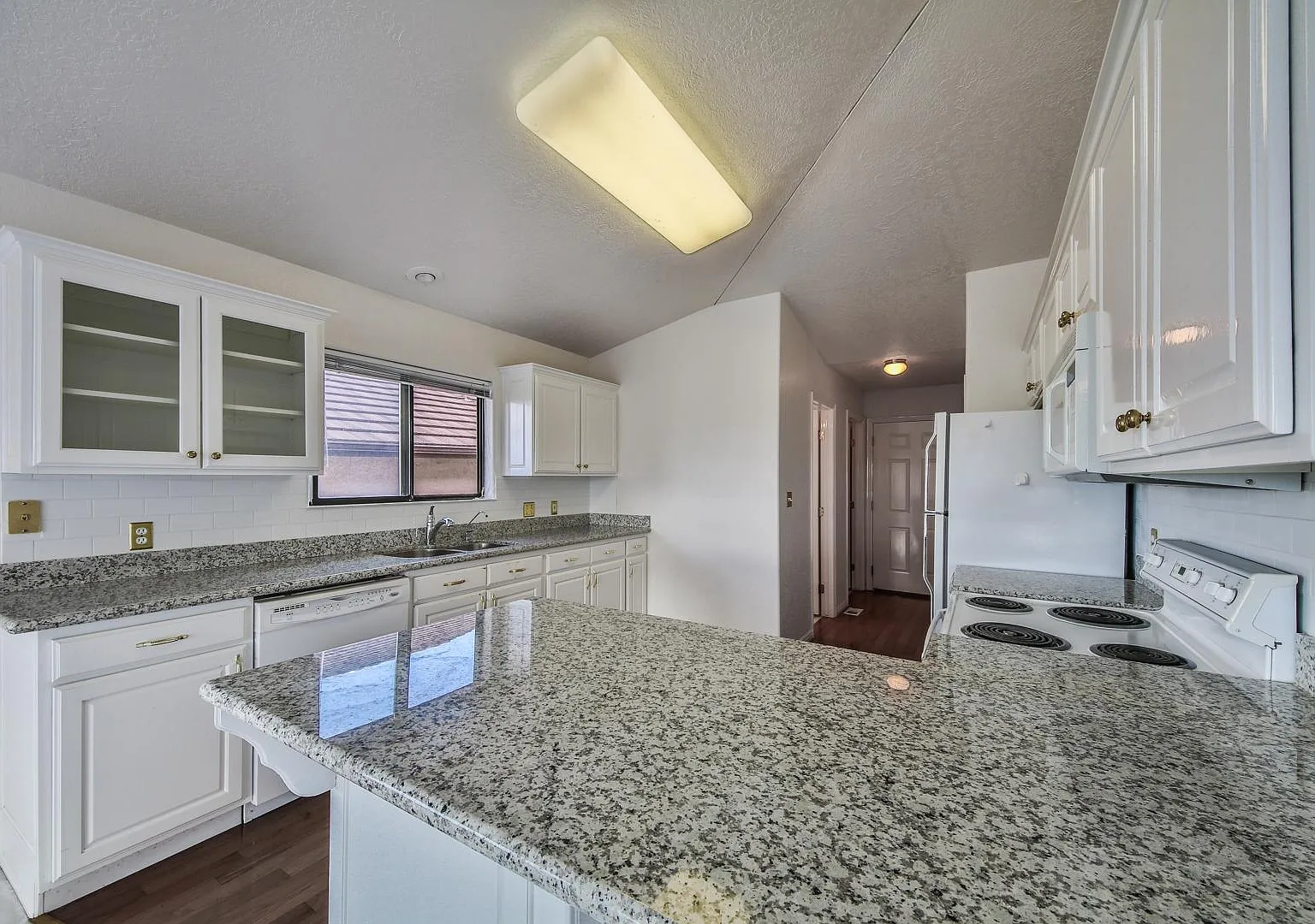 4 bed, 3.5 bath, 2400 sqft, $2,650 — Photo 4