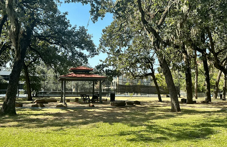 Woodlake Oaks Apartments — Photo 35