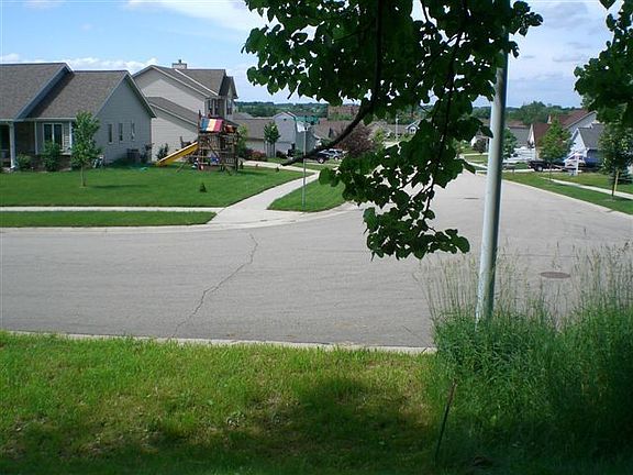5th image of 1061 Woods Edge Dr