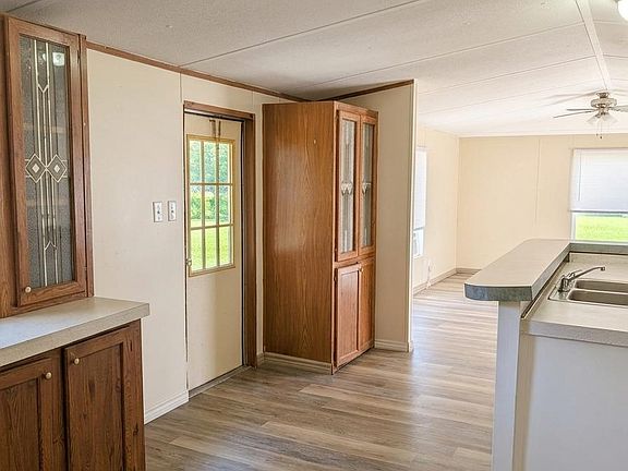 4th image of 900 Stewart St #29