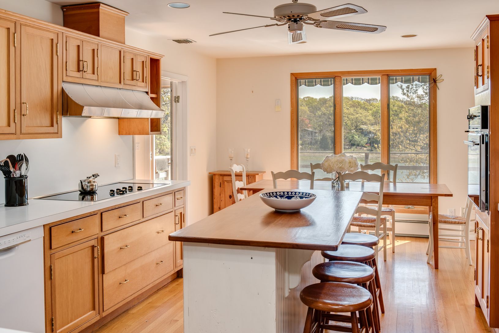  Eat in kitchen with water views