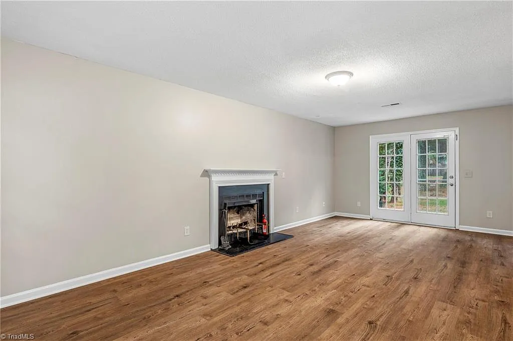 3 bed, 2.5 bath, 1618 sqft, $2,100 — Photo 4