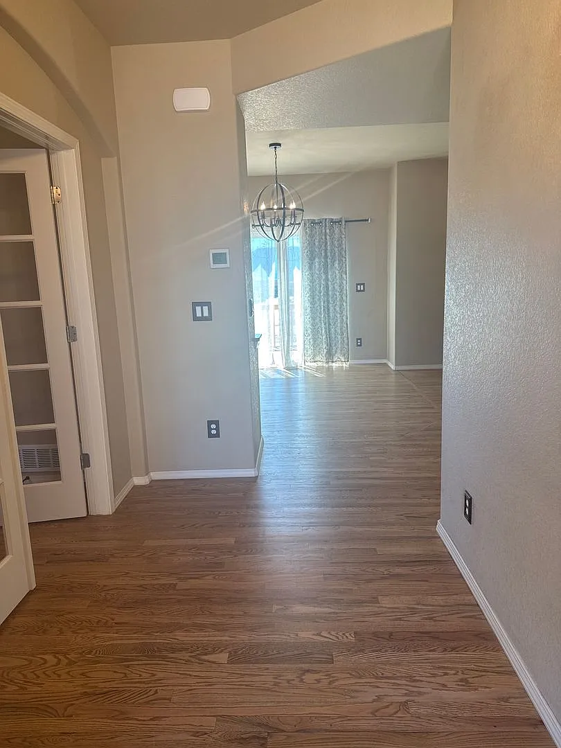 Pine Creek Beauty! 5 bedroom, 3.5 bath Home — Photo 2