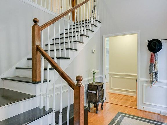 5th image of 4184 Knollcrest Cir N