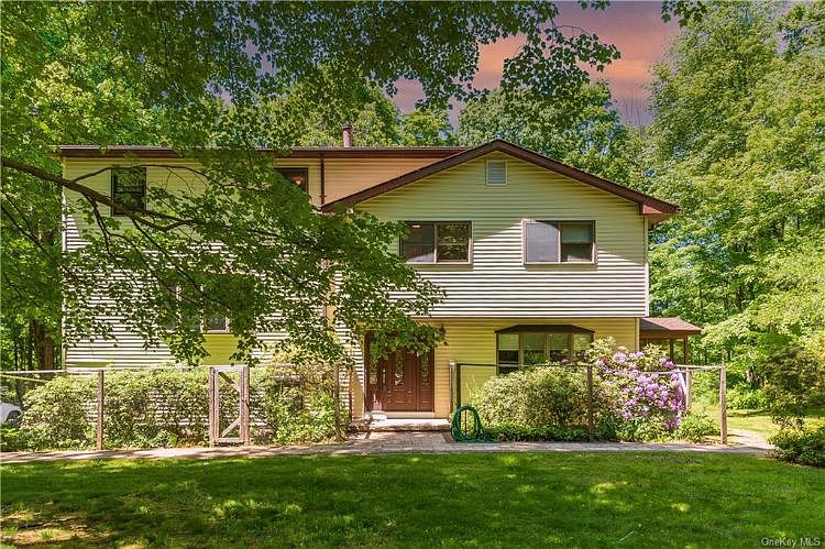 1st image of 21 Twin Brooks Dr