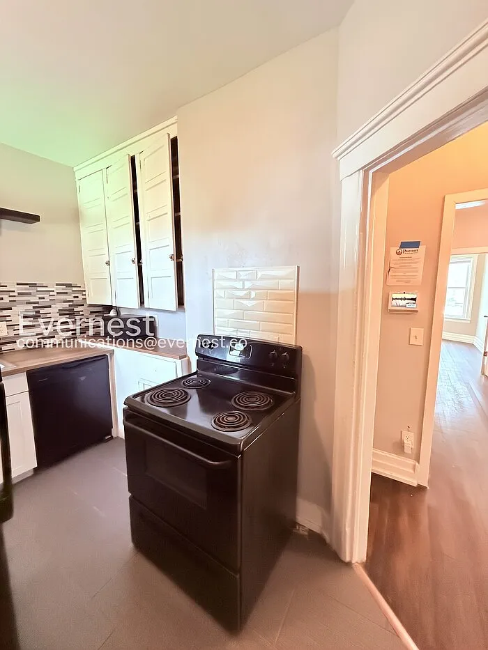 3 bed, 1.0 bath, 1100 sqft, $1,245 — Photo 2