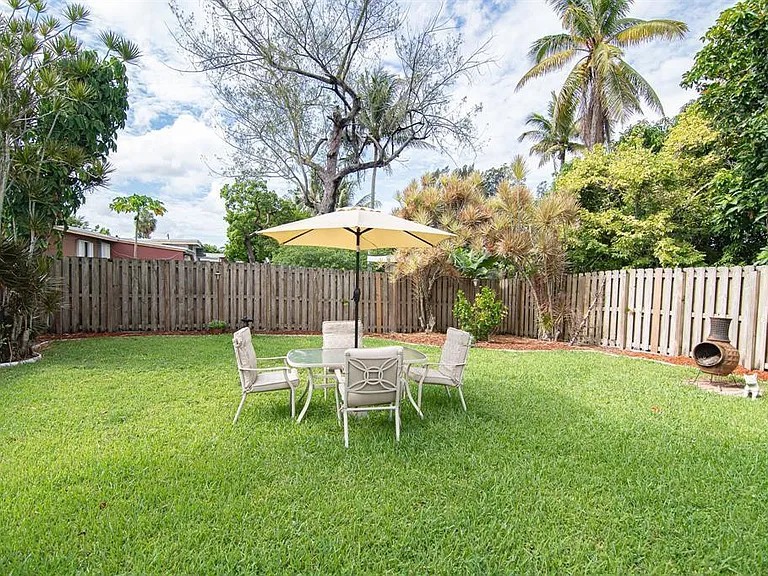 6872 SW 15th St — Photo 2