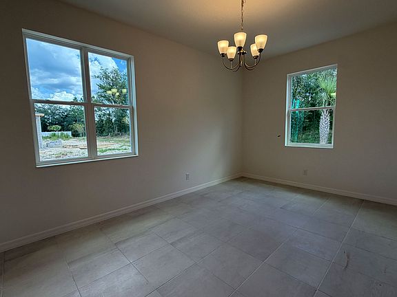 Open Dining Space for Family Meals in Central Florida House