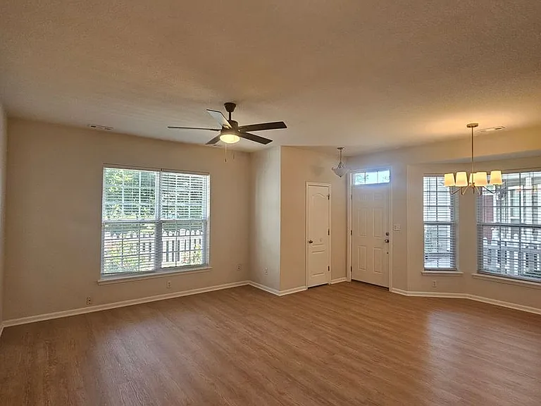 604 Teton Cir — Photo 2