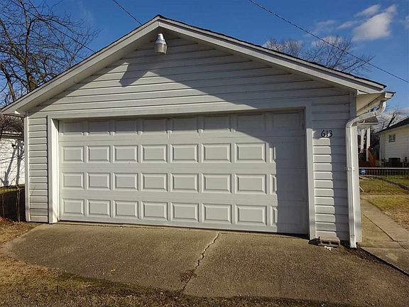 3rd image of 613 S 33rd St