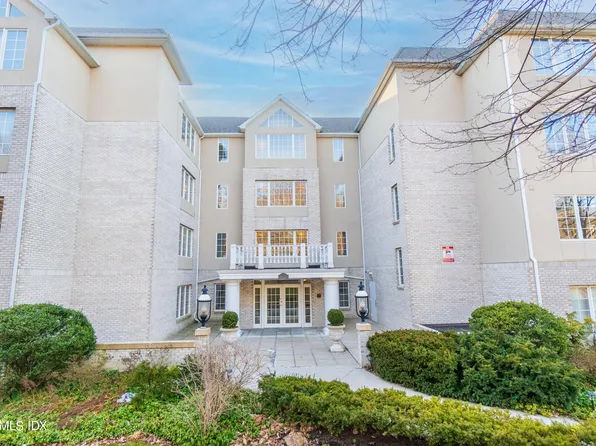2 Homestead Ln Unit 213, Greenwich, CT 06831