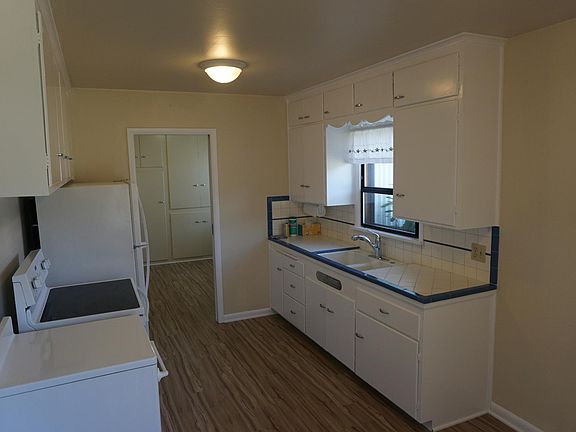 Kitchen. Freshly painted, new floors.