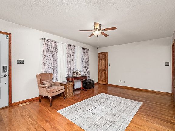 3rd image of 208 N Hills Dr