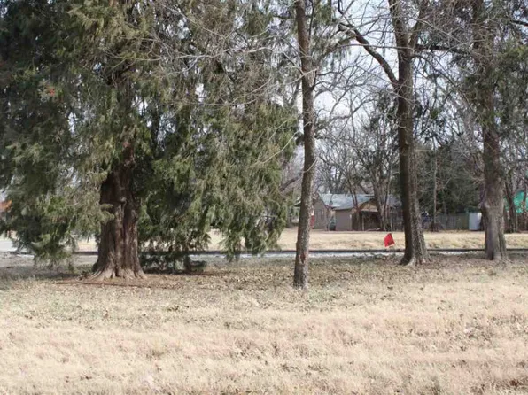 102 N Indiana St, Winfield, KS 67156
