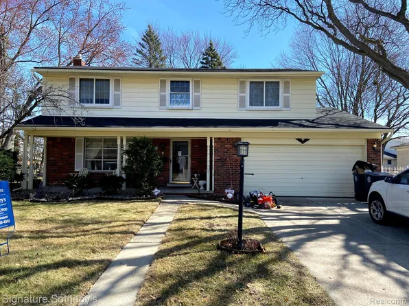 16330 Country Club Dr E, Livonia, MI 48154
