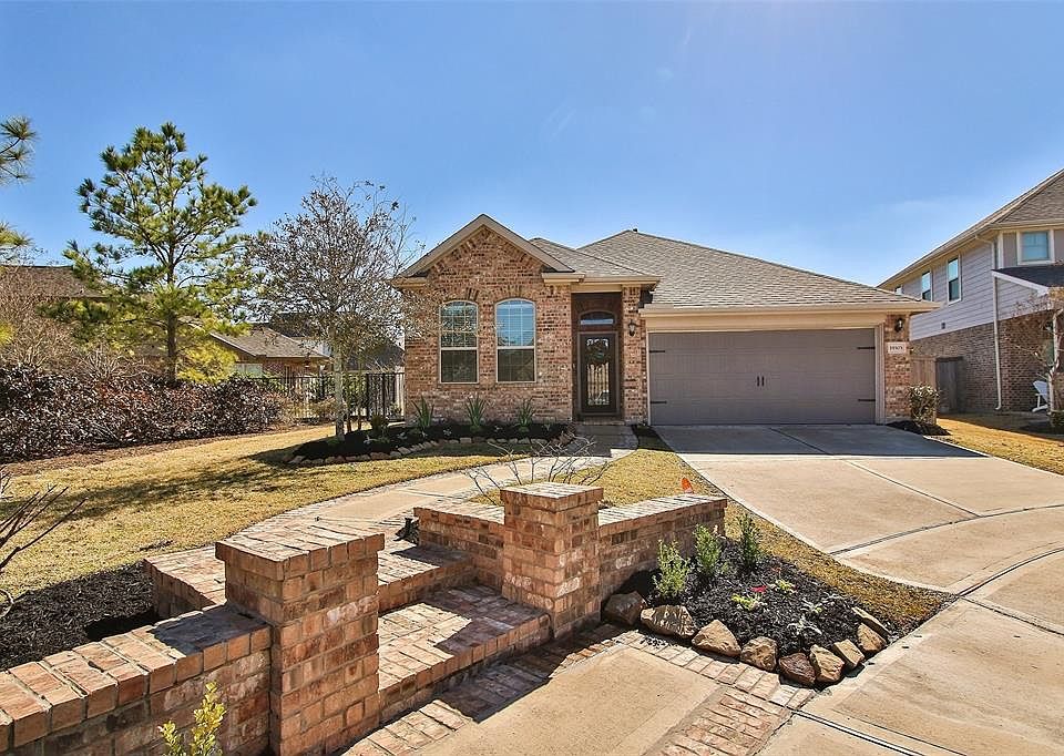 Welcome to this inviting 1-story, built by Chesmar Homes in the heart of Bridgeland's Hidden Creek section!