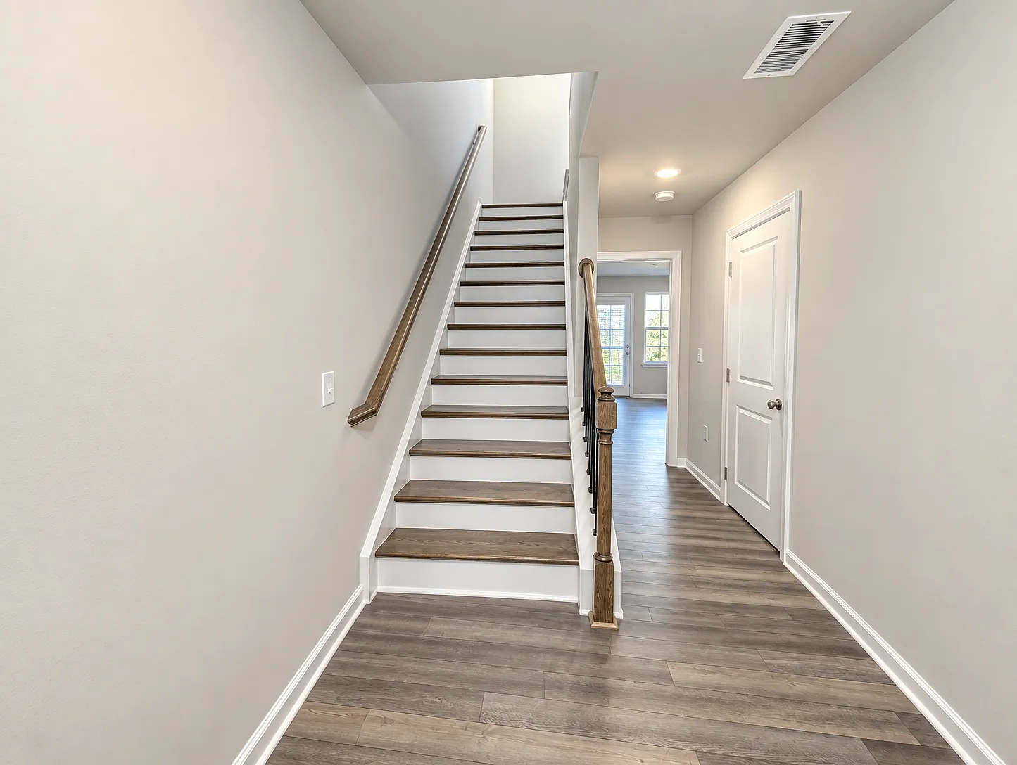 3 bed, 3.5 bath, 1964 sqft, $2,199 — Photo 2
