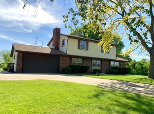 S76W24955 Highland Ct, Waukesha, WI 53189
