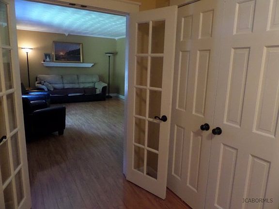 3rd image of 1109 Maplewood Ct E