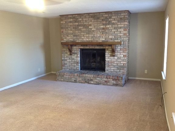 Living room w/fireplace