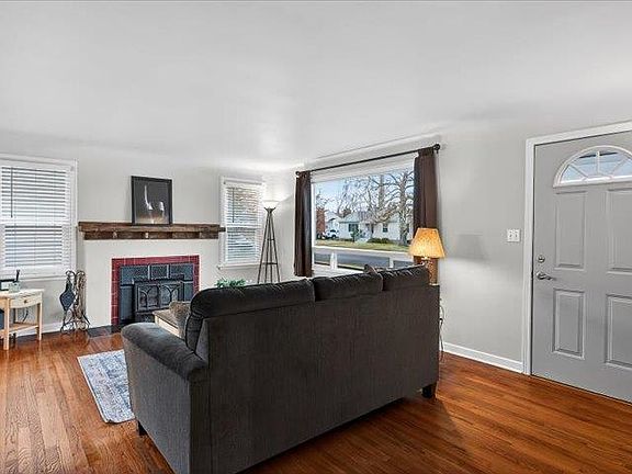 3rd image of 2704 W Hoffman Ave