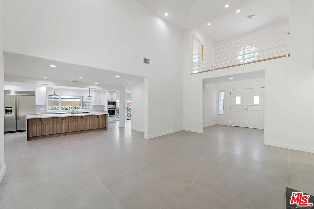 5 bed, 4.0 bath, 4285 sqft, $9,995 — Photo 3