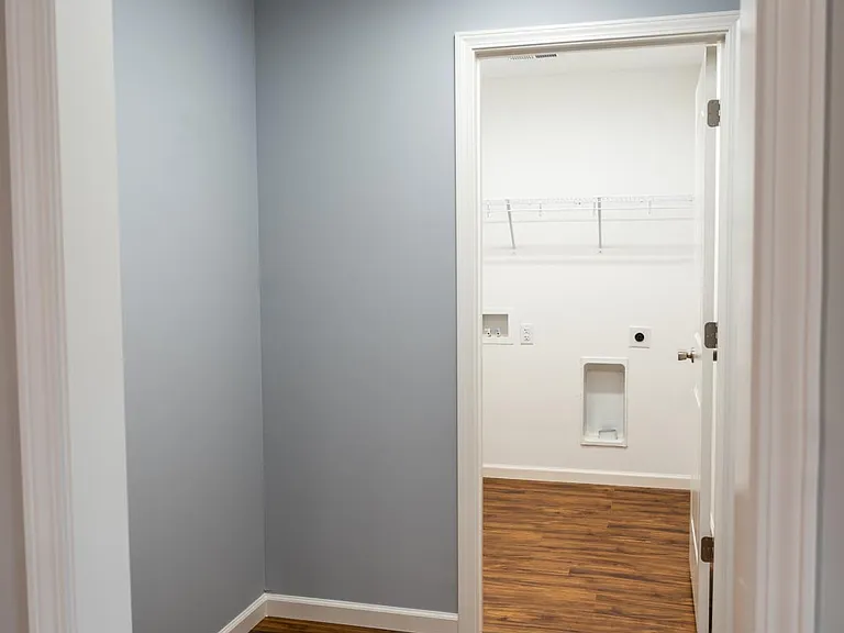 1423 Irwin Ave — Photo 18