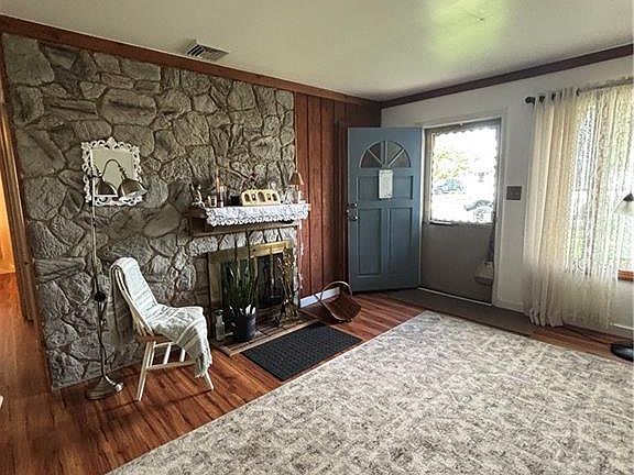 2nd image of 492 Booth Ct