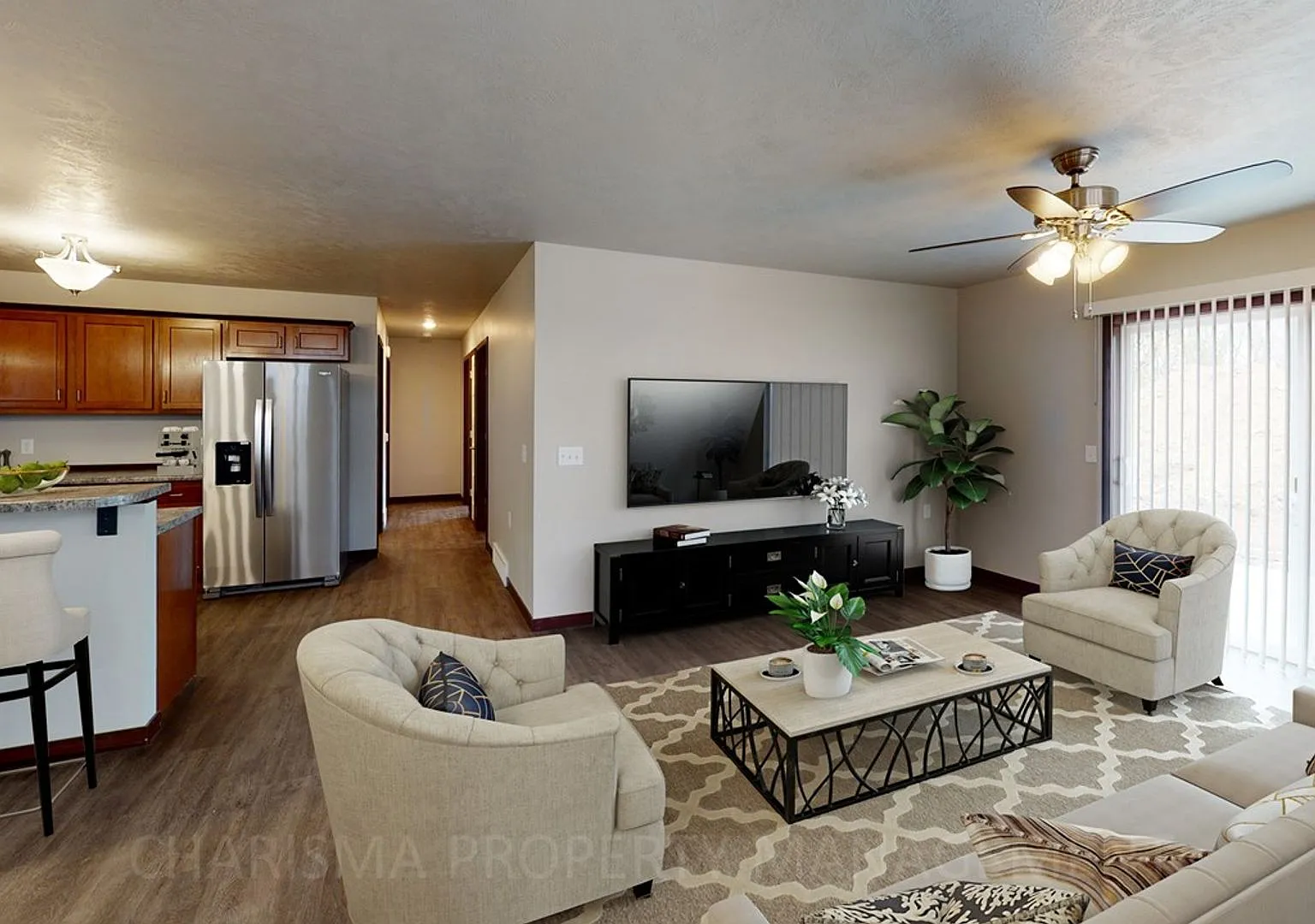 Town Home With Individual Entrance, Walk Out Patio, Attached Double Garage & Pet Friendly — Photo 1
