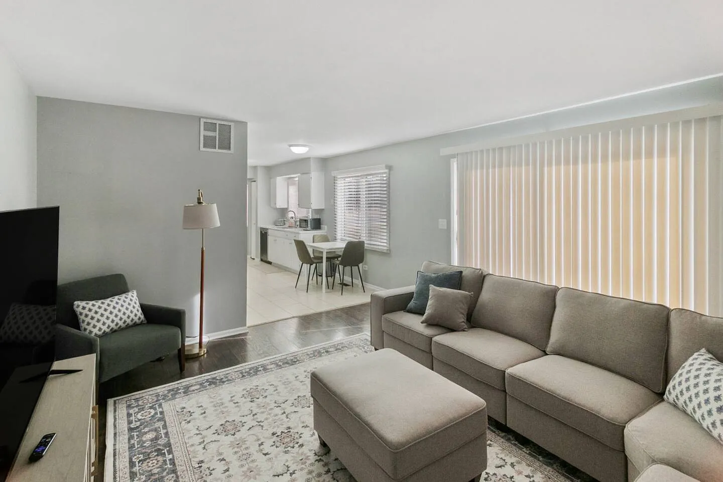 3 bed, 2.5 bath, 1683 sqft, $6,000 — Photo 3