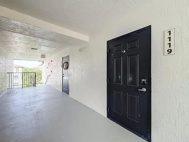 1119 Villa Ln — Photo 2