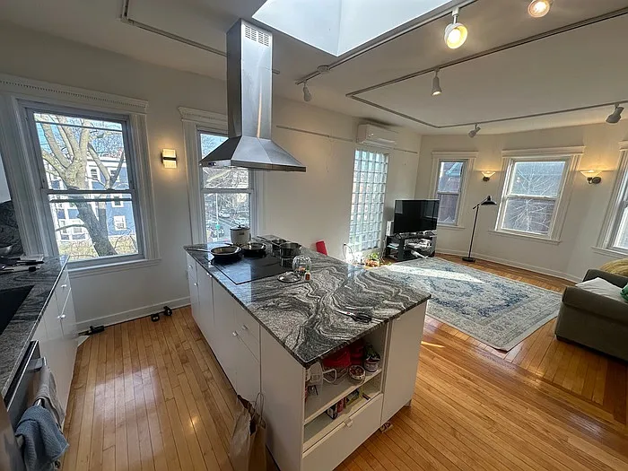3 bed, 2.0 bath, $5,800 — Photo 3