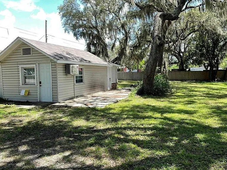 111 Palmetto Ln W — Photo 2