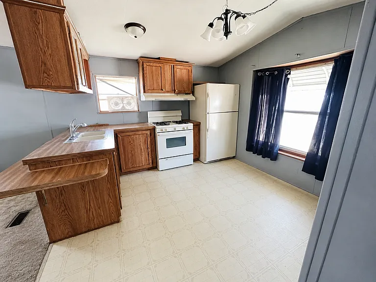 546 Selkirk Dr — Photo 2