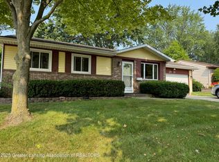 2031 Beacon Hill Dr, Lansing, MI 48906