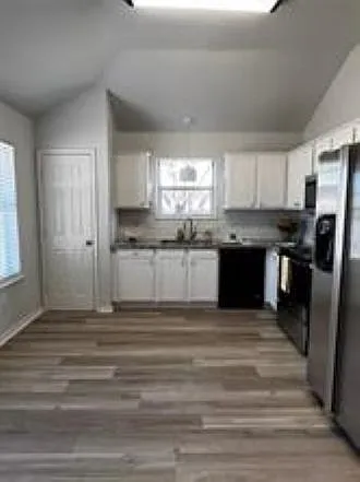 3 bed, 1218 sqft, $2,000 — Photo 4