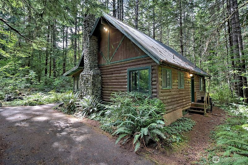 4th image of 832 N Lake Cushman Road