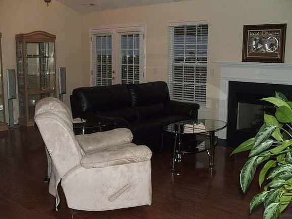 Hrdwds in LR with vaulted ceil. possible dining area