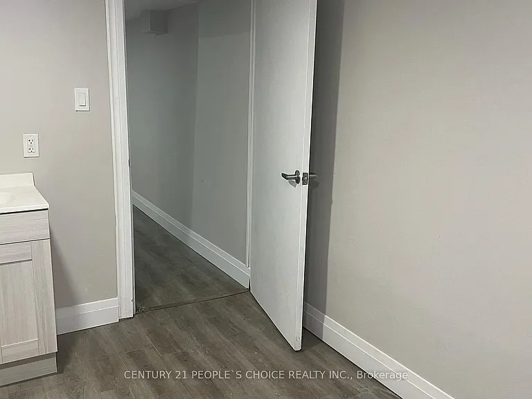 136 Edgemont St N — Photo 27
