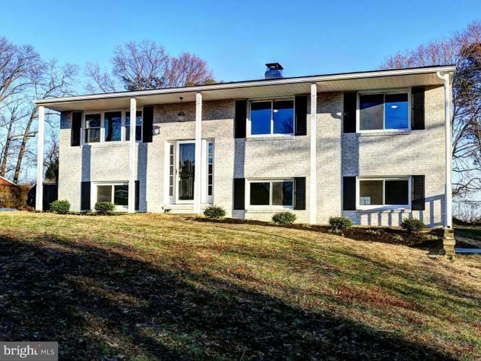 1st image of 944 Oakdale Cir