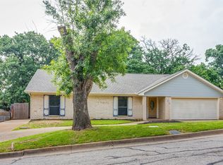 104 NE Rosamond St, Burleson, TX 76028