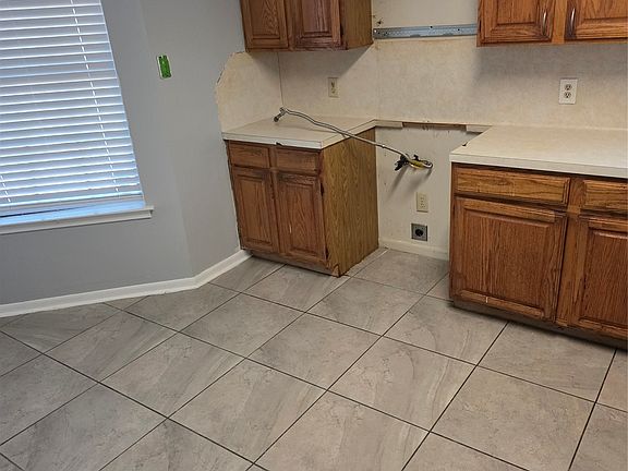 5th image of 405 Raintree Cir