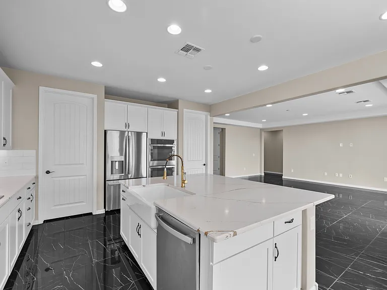 16001 N Columbus Blvd — Photo 16