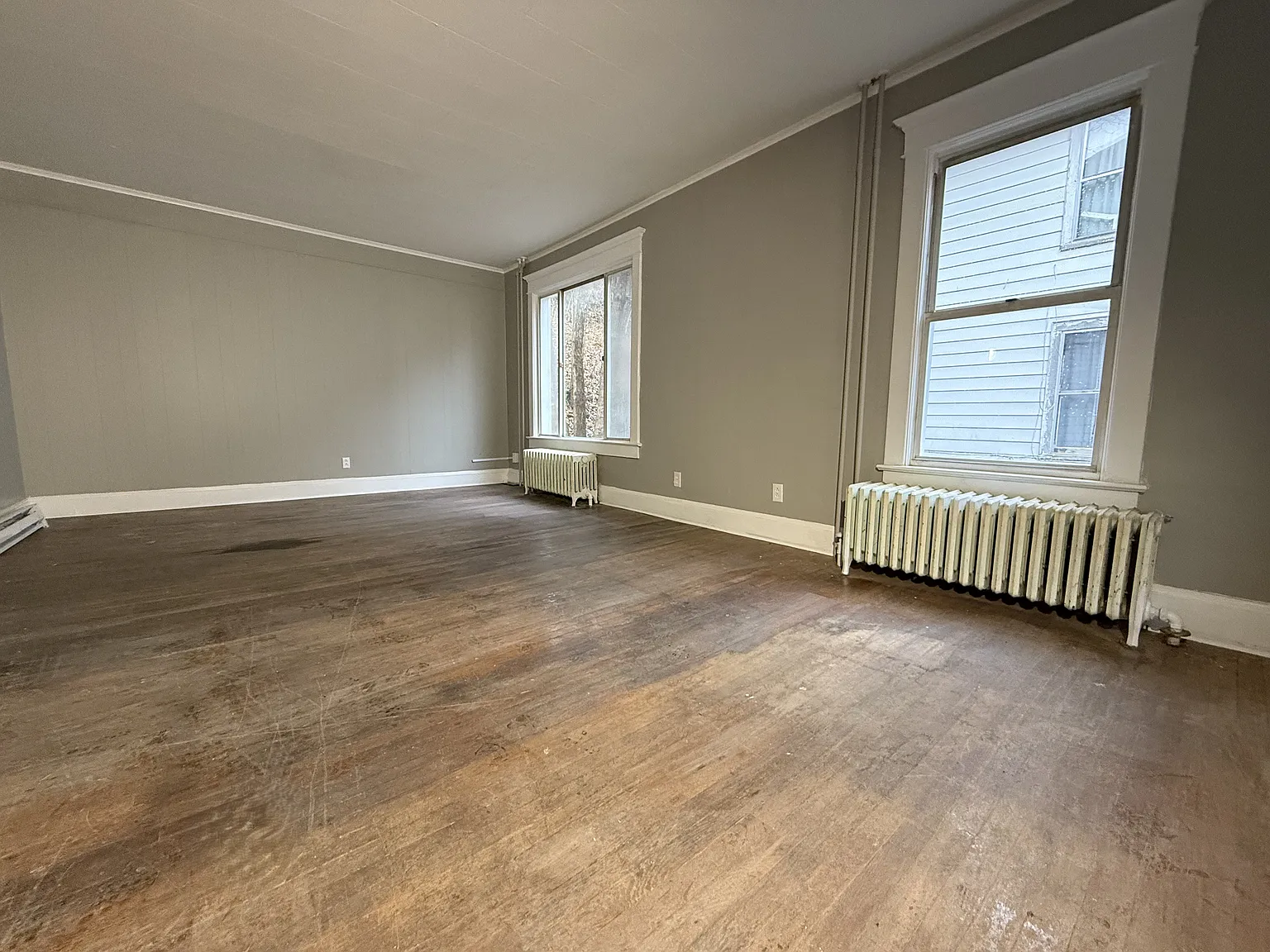 4 bed, $950 — Photo 1