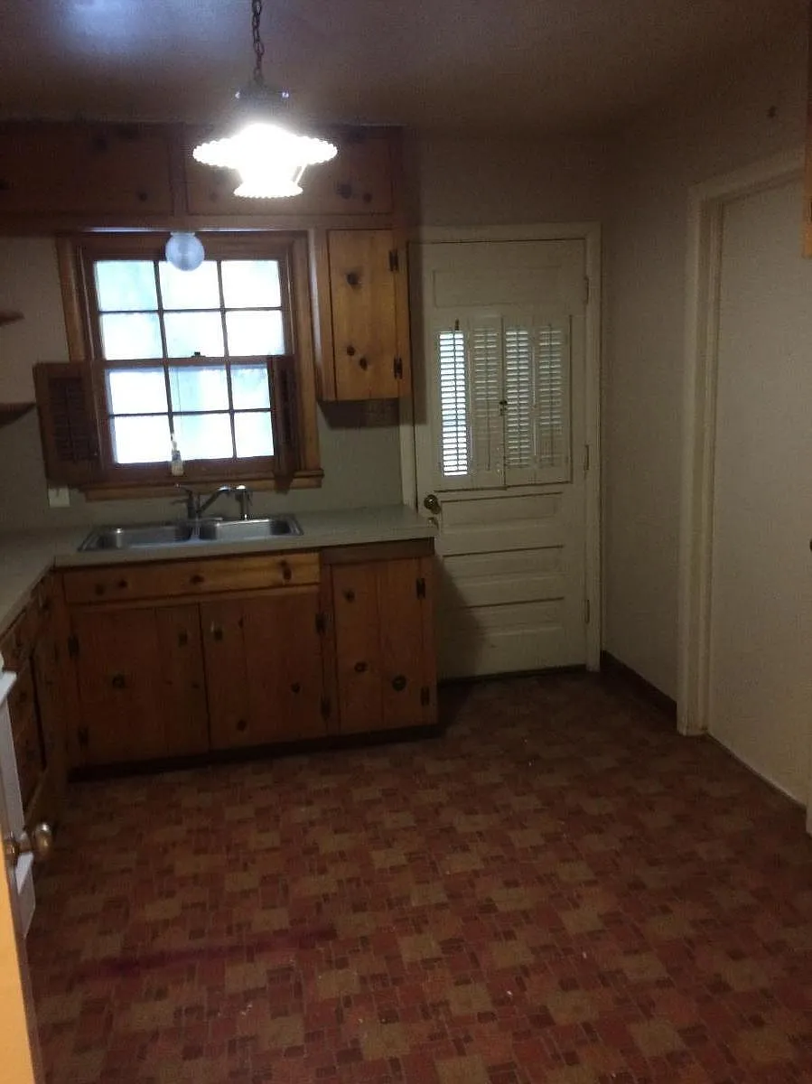 cabinets - 1202 Caddell Ln