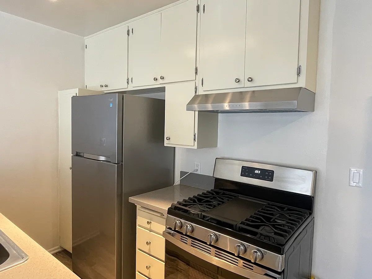 Kitchen - 1124 N Clark St #3