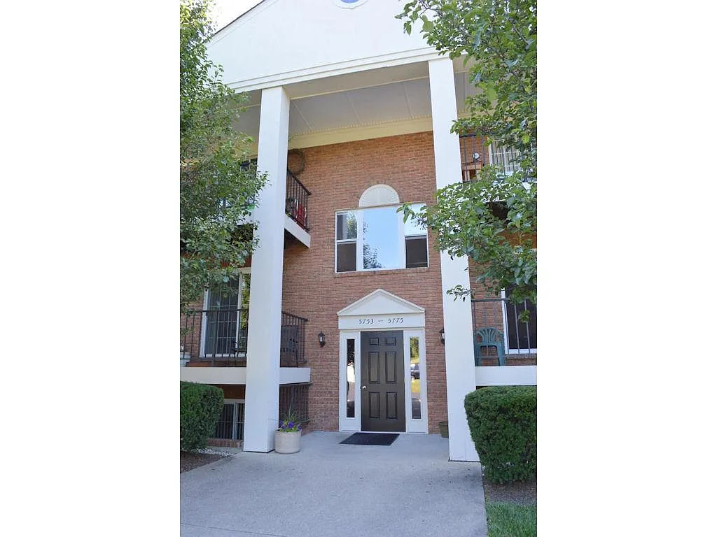 5773 Hanley Close photo 1