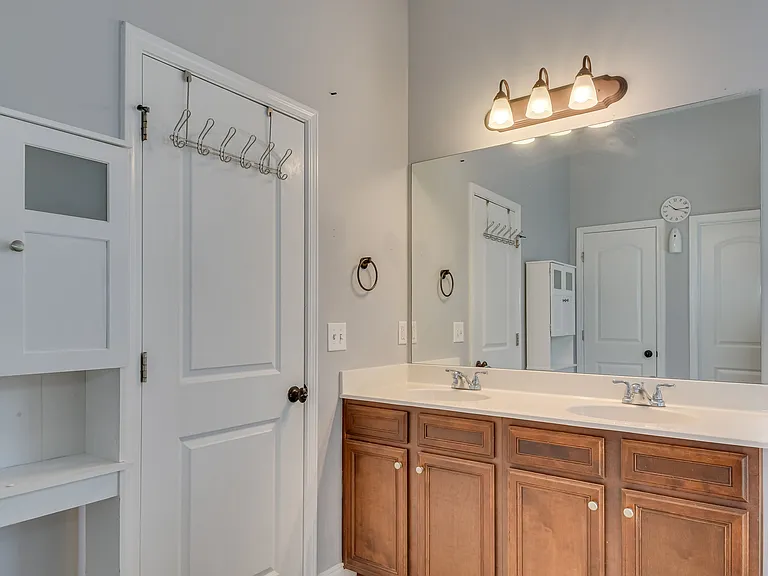 805 Erika Ln — Photo 12