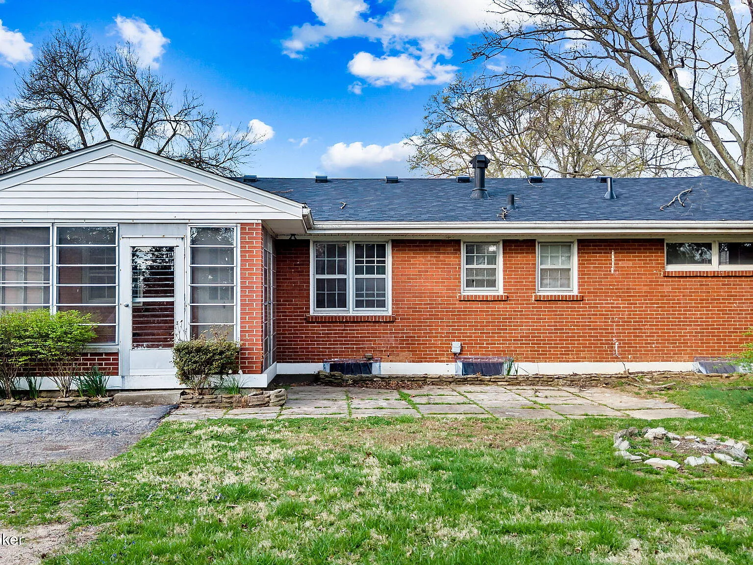 3 bed, 1.5 bath, 2138 sqft, $1,900 — Photo 2